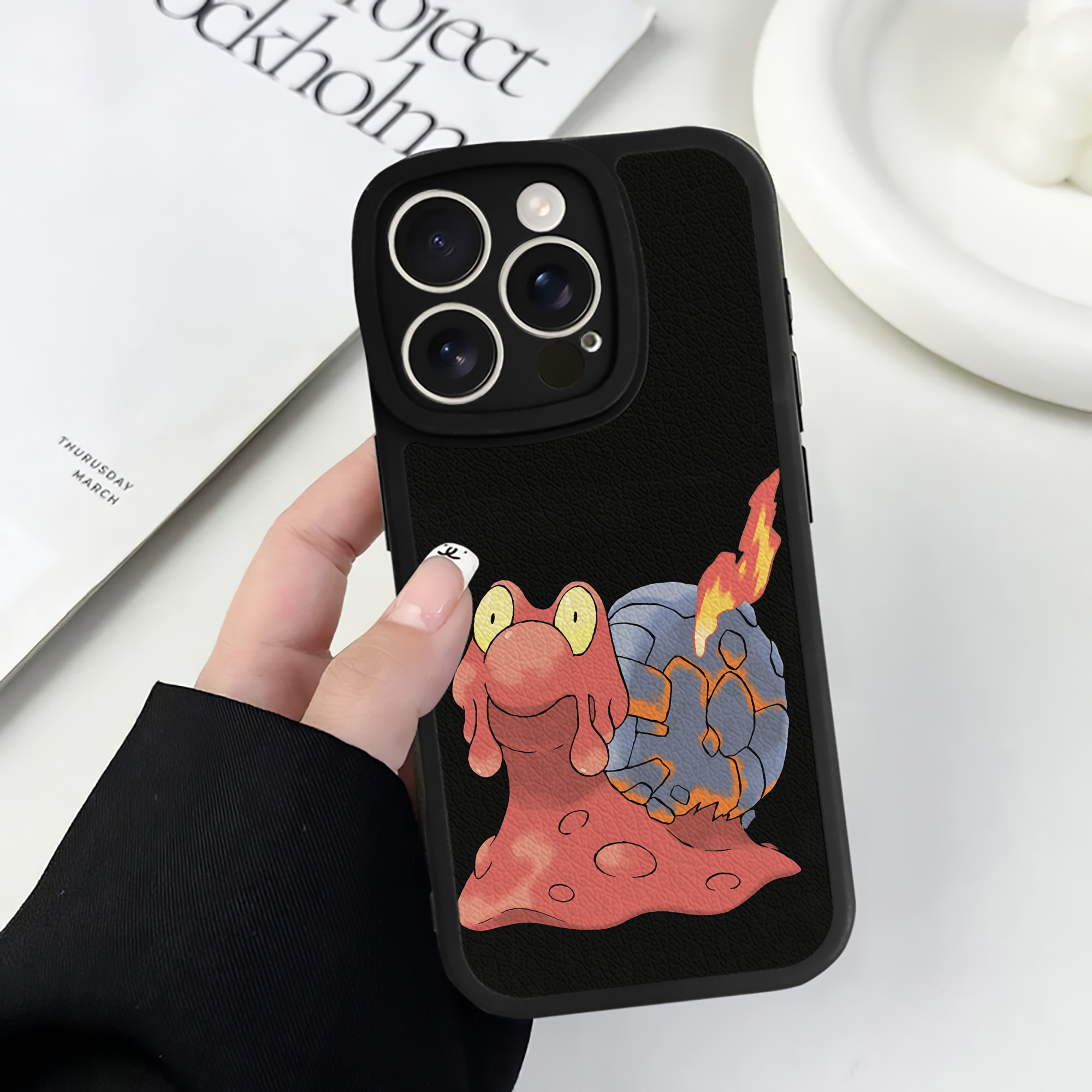 （画像用） ポケットモンスター Pokémon 【iPhone 16シリーズ対応】シリコンスマホケース（レザー調） 材質：シリコン